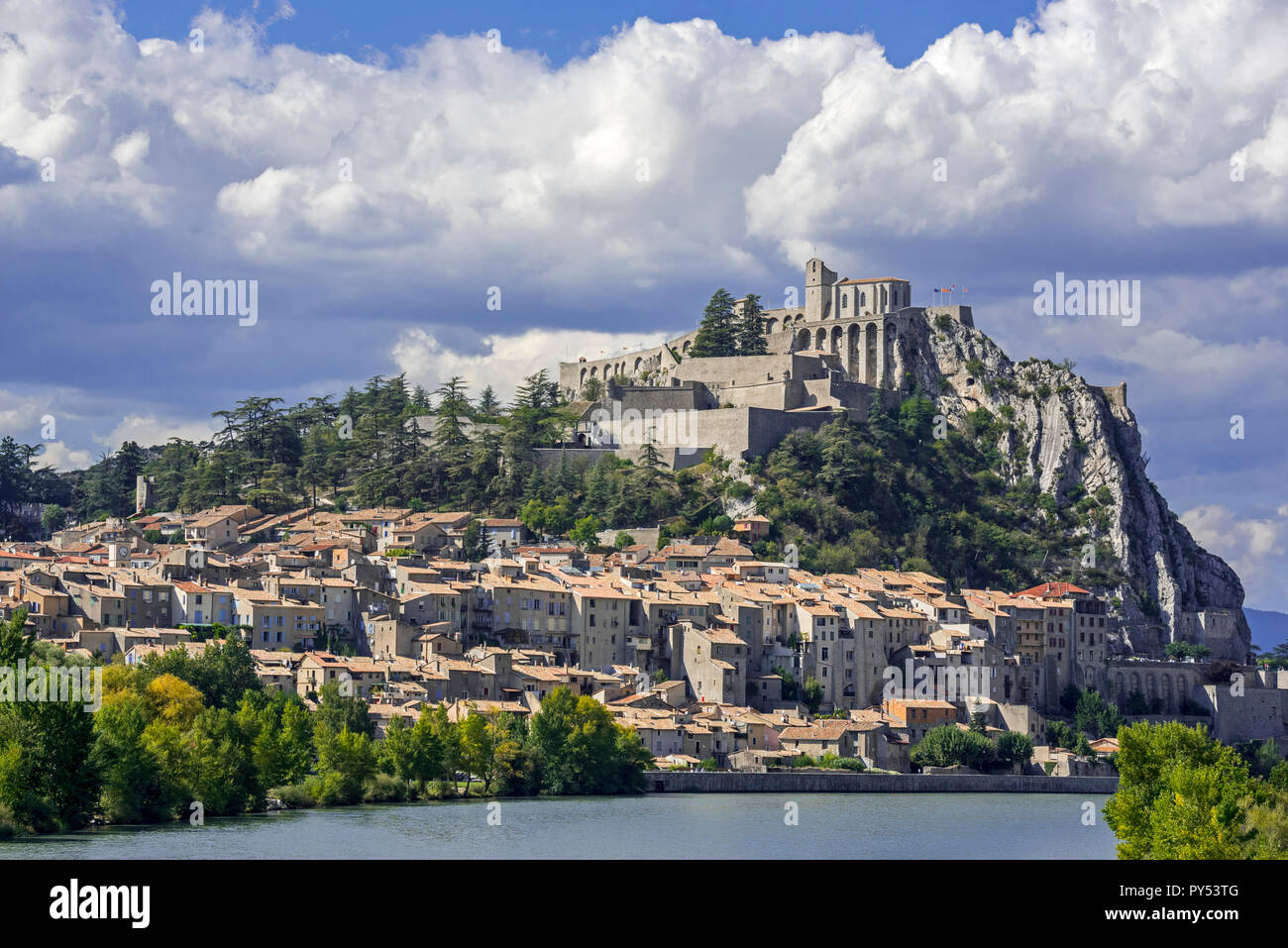 E la Cittadella di Sisteron città sulle rive del fiume Durance, Provence-Alpes-Côte d'Azur, Alpes-de-Haute-Provence, Francia Foto Stock