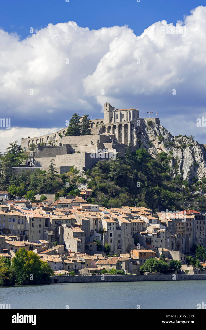 Cittadella di Sisteron città sulle rive del fiume Durance, Provence-Alpes-Côte d'Azur, Alpes-de-Haute-Provence, Francia Foto Stock
