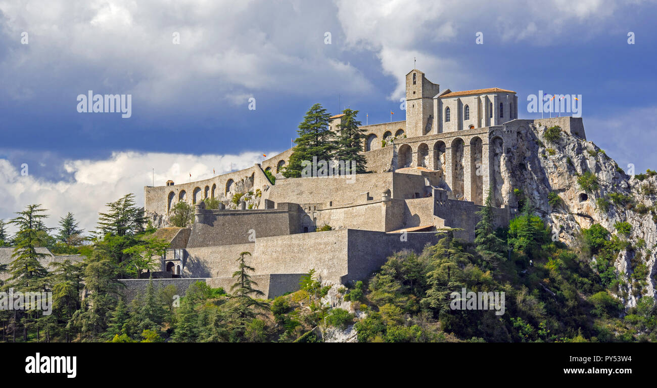Cittadella di Sisteron città sulle rive del fiume Durance, Provence-Alpes-Côte d'Azur, Alpes-de-Haute-Provence, Francia Foto Stock