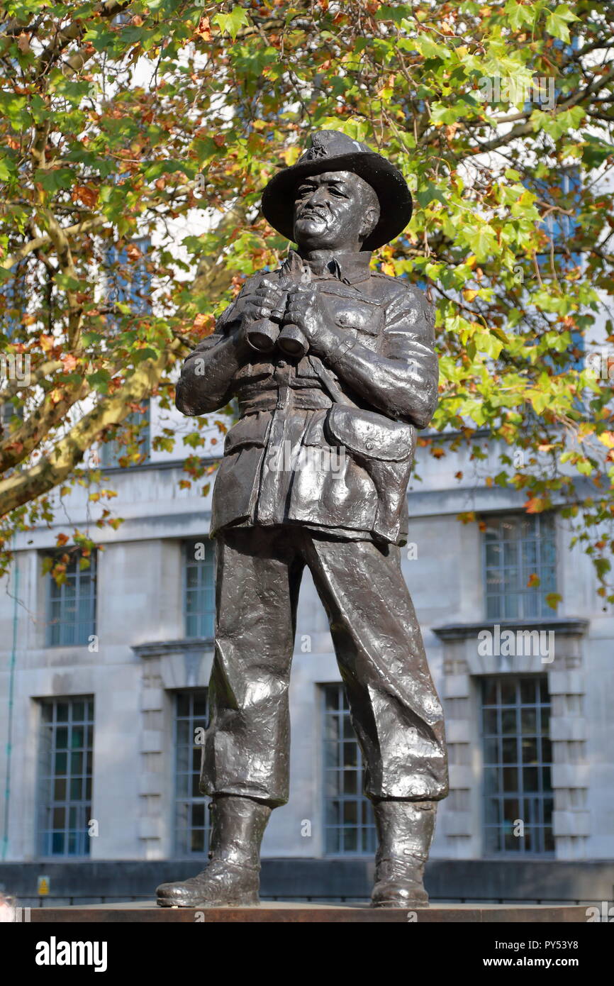 La scultura del Visconte Slim in Whitehall, London, Regno Unito Foto Stock