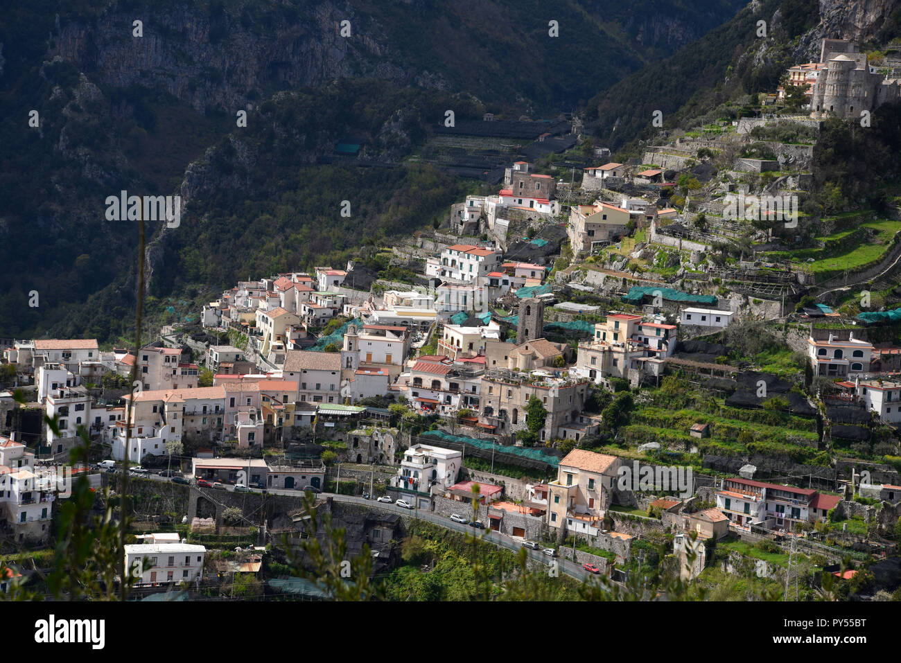 Ravello è elevata al di sopra della Costiera Amalfitana in Italia meridionale. La Villa Cimbrone deve il suo fascino per la straordinaria bellezza del luogo e le viste Foto Stock