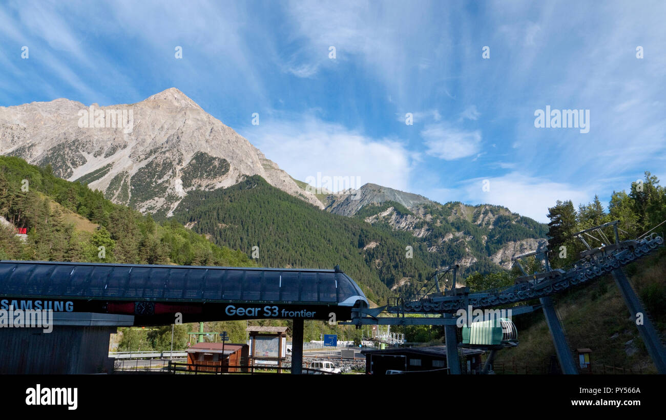 Ski seggiovia a Cesana Torinese, ai piedi della salita del Sestriere, Italia Foto Stock