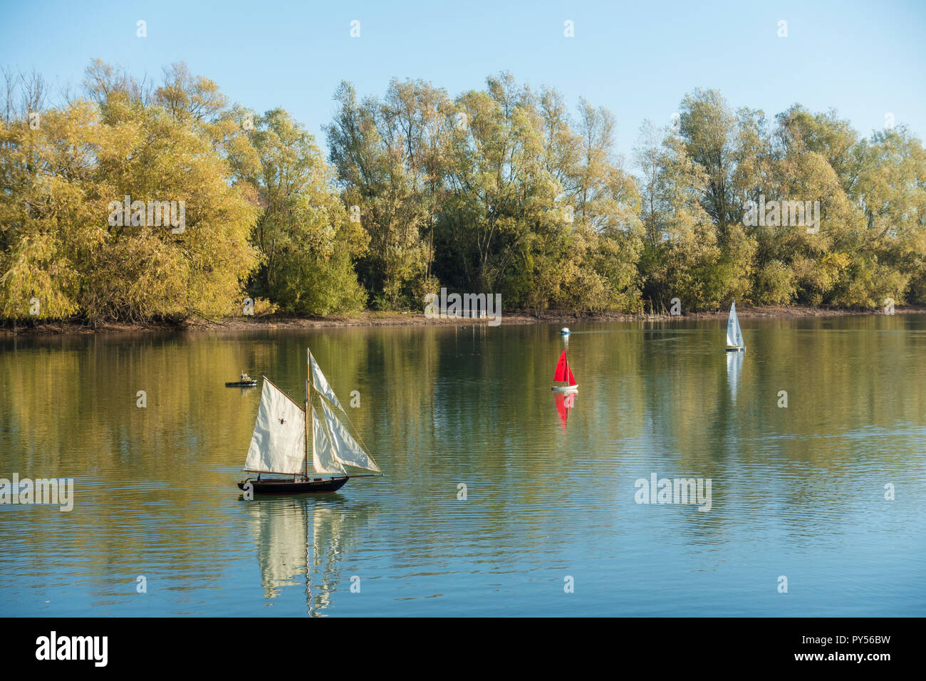 Modelli di barche sul lago in autunno sun Foto Stock