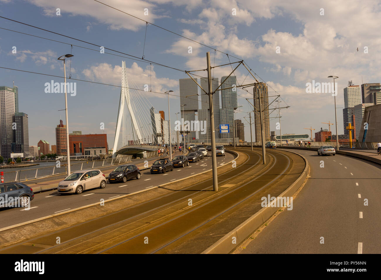 Rotterdam, Paesi Bassi - 27 Maggio: auto guidando su una strada di città riempito con un sacco di traffico al ponte Erasmus di Rotterdam il 27 maggio 2017. Rotterdam è un Foto Stock