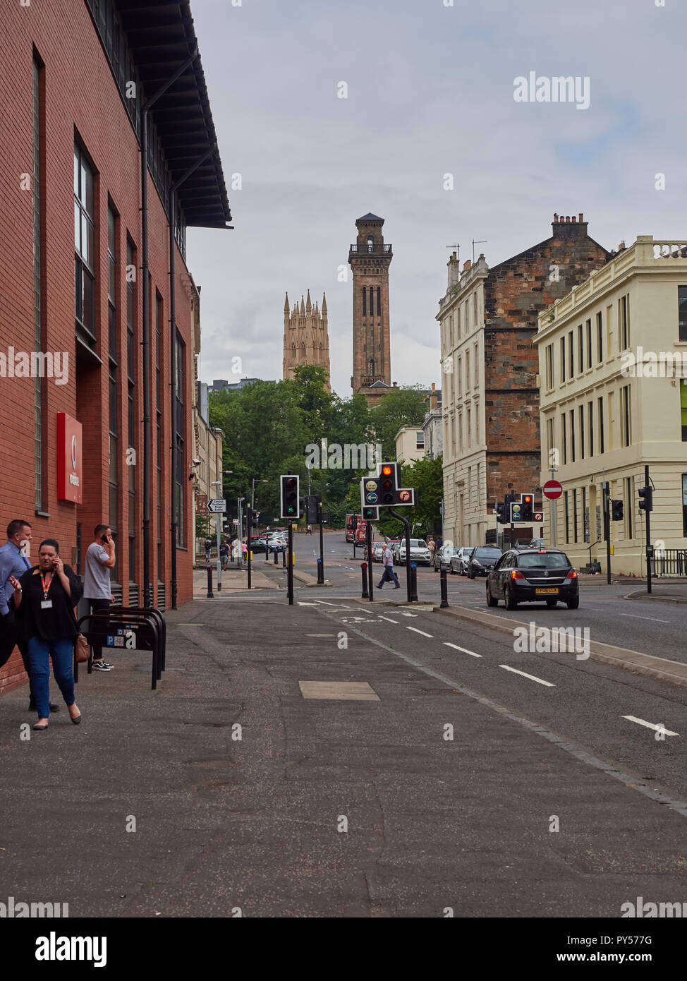 Guardando a nord fino Claremont St in Glasgow verso Kelvin Park e la zona universitaria della città. Glasgow, Scotland, Regno Unito. Foto Stock