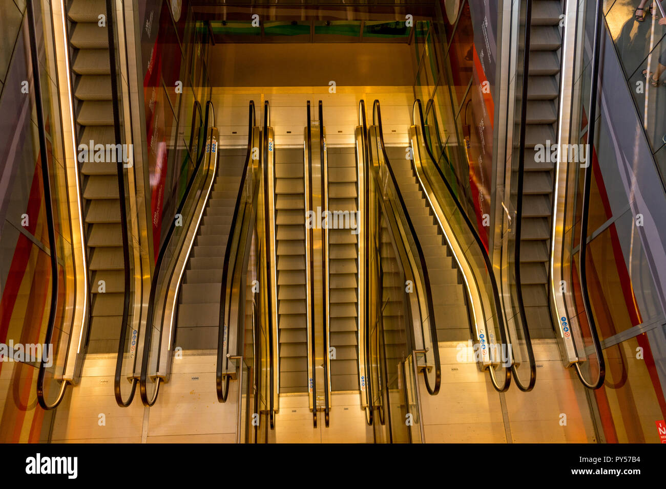 Paesi Bassi, Rotterdam, una chiusura di un metallo escalator labirinto livello nido shopping mall Foto Stock