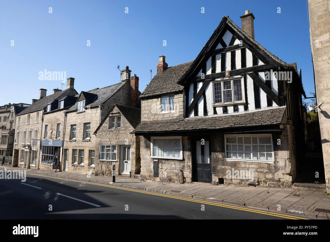 Il vecchio ufficio postale e cotswold cottage in pietra lungo la nuova strada nel pomeriggio di sole, Painswick, Cotswolds, Gloucestershire, England, Regno Unito Foto Stock
