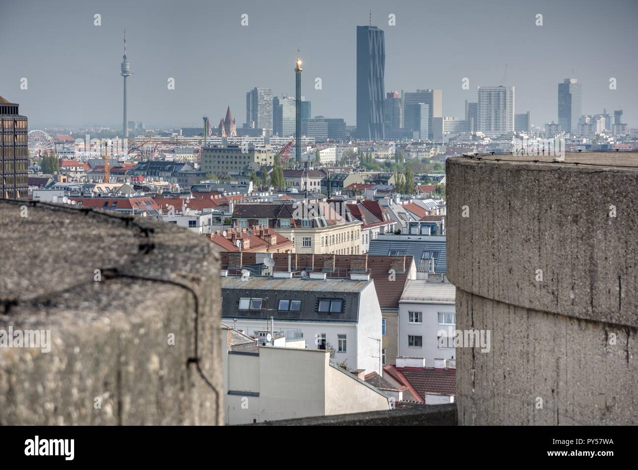 Wien, Stadtpanorama vom Arenbergpark, Blick auf die Hochhäuser der Donaucity Foto Stock
