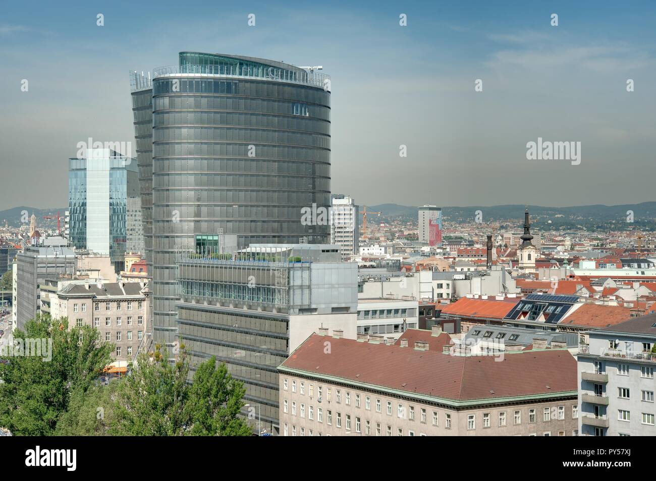 Wienpanorama, Blick über den 2. Bezirk mit Uniqatower im Vordergrund Foto Stock