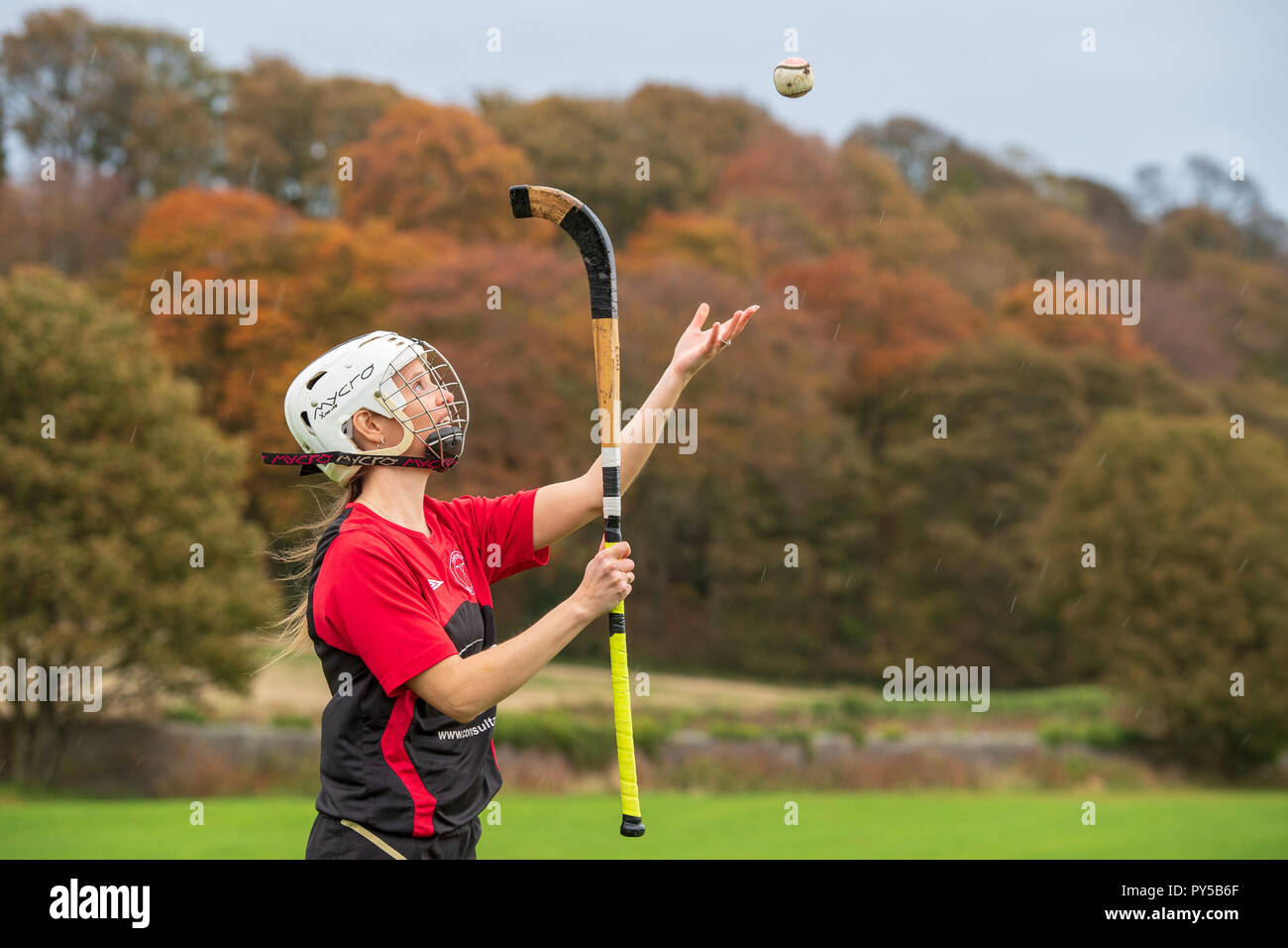 Scozia domenica Insight- Shinty, Aberdour Shinty Club Louise Burns offre un timido Foto Stock