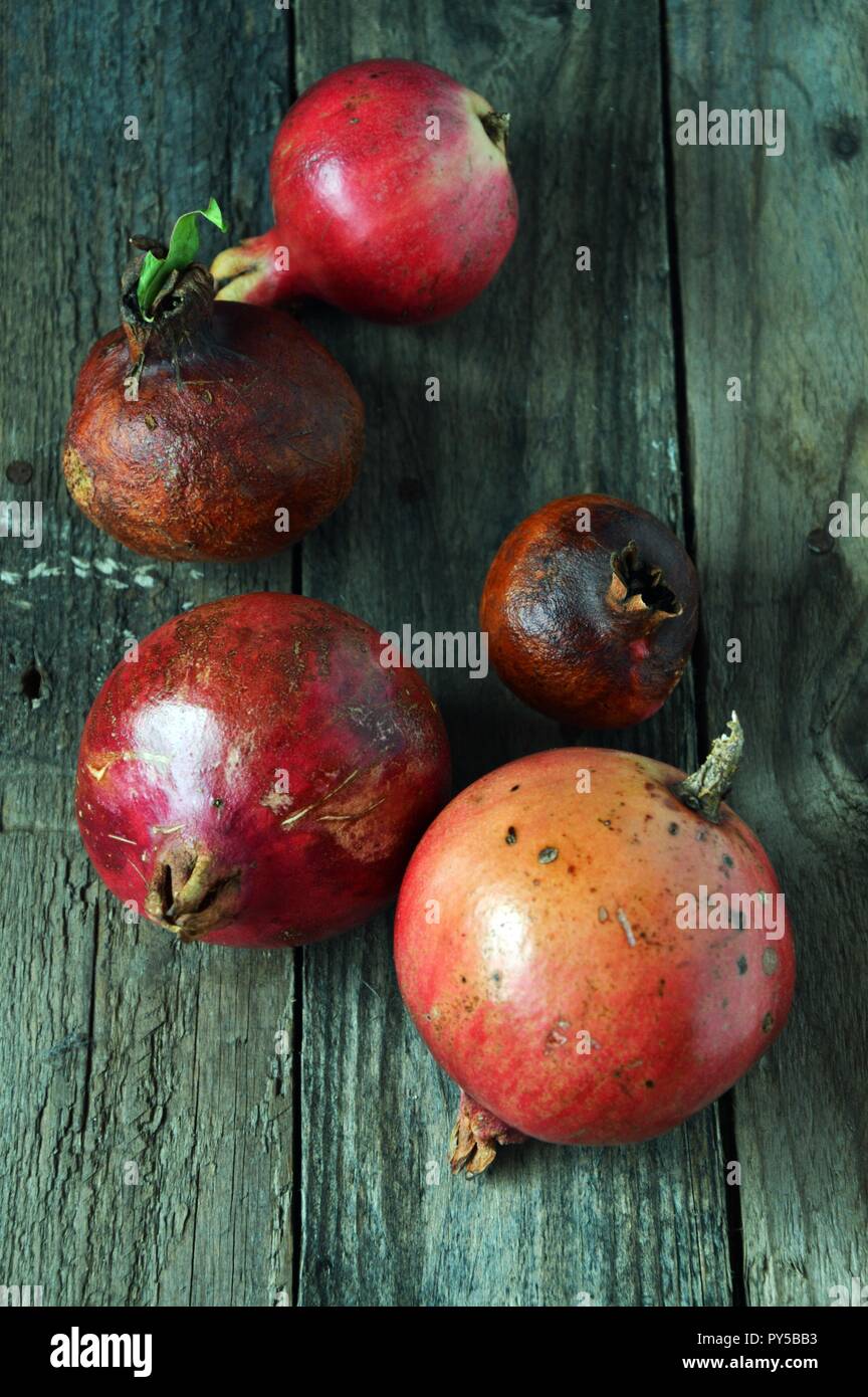 È tempo per un sano melagrane Foto Stock