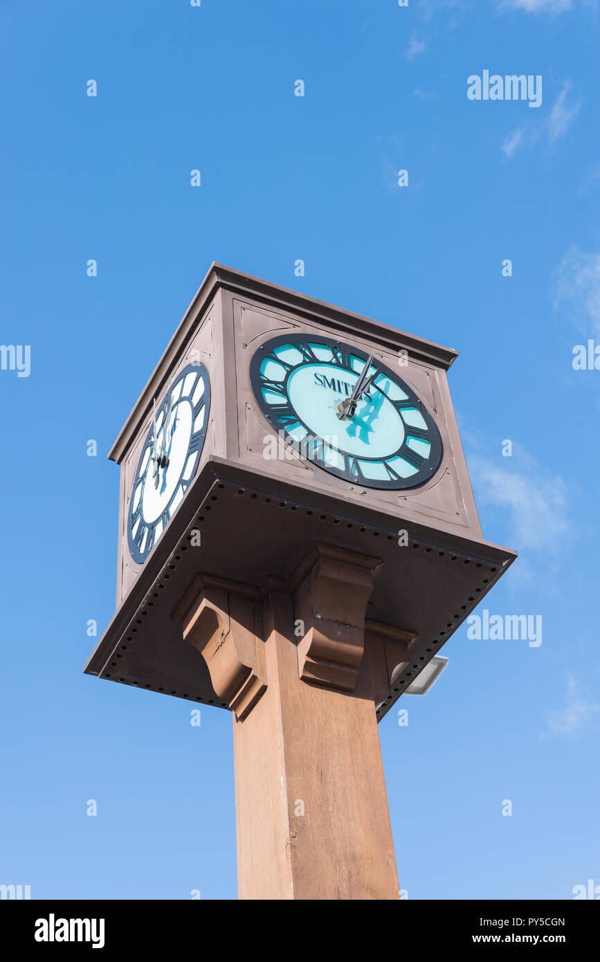 Vecchio Smiths orologio analogico sulla alta colonna sulla Royal ben Road, Cheltenham, Gloucestershire Foto Stock