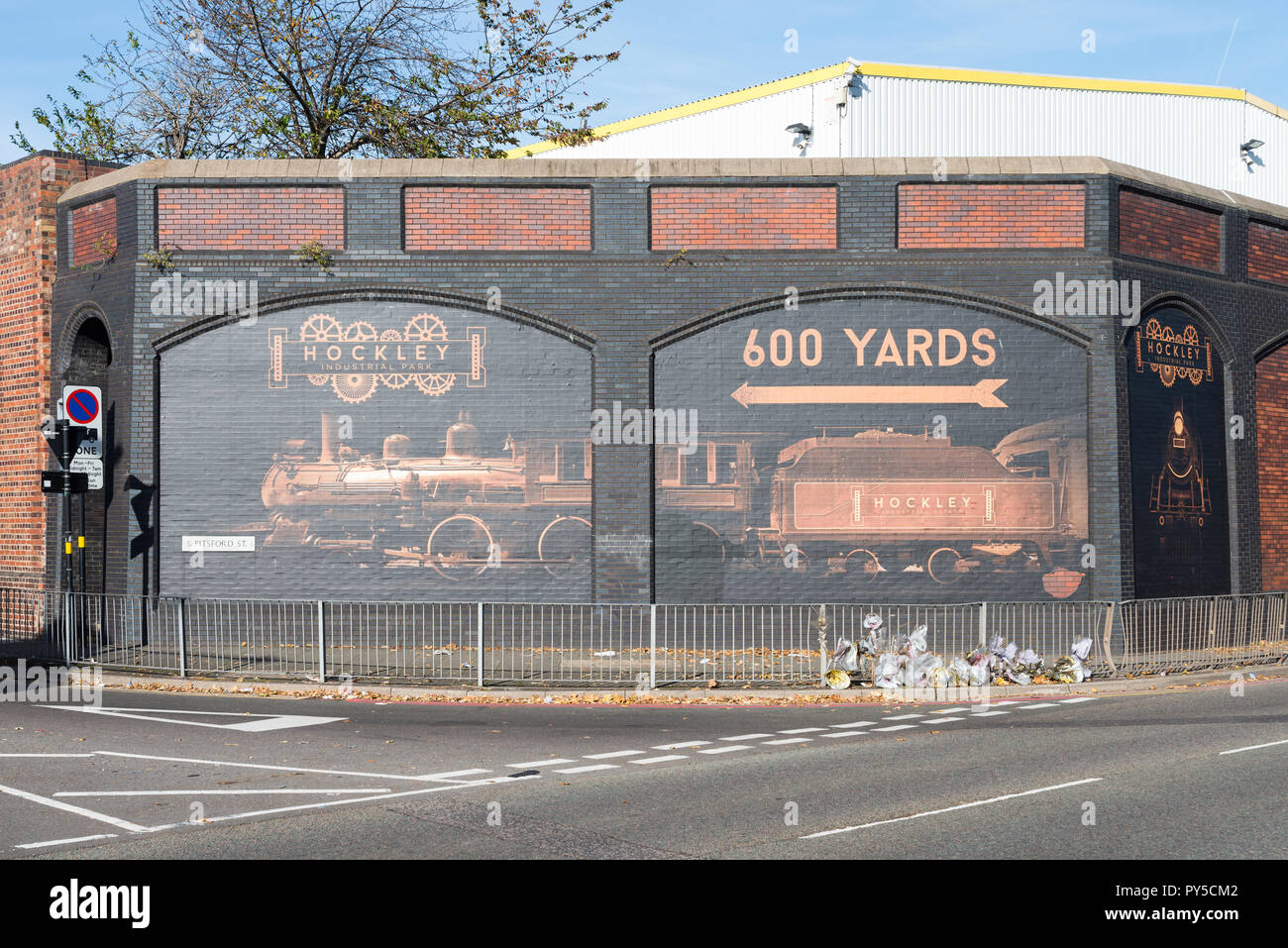 Dipinto di un muro di mattoni con immagine di un vecchio treno a vapore all'ingresso Hockley Industrial Park di Birmingham Foto Stock