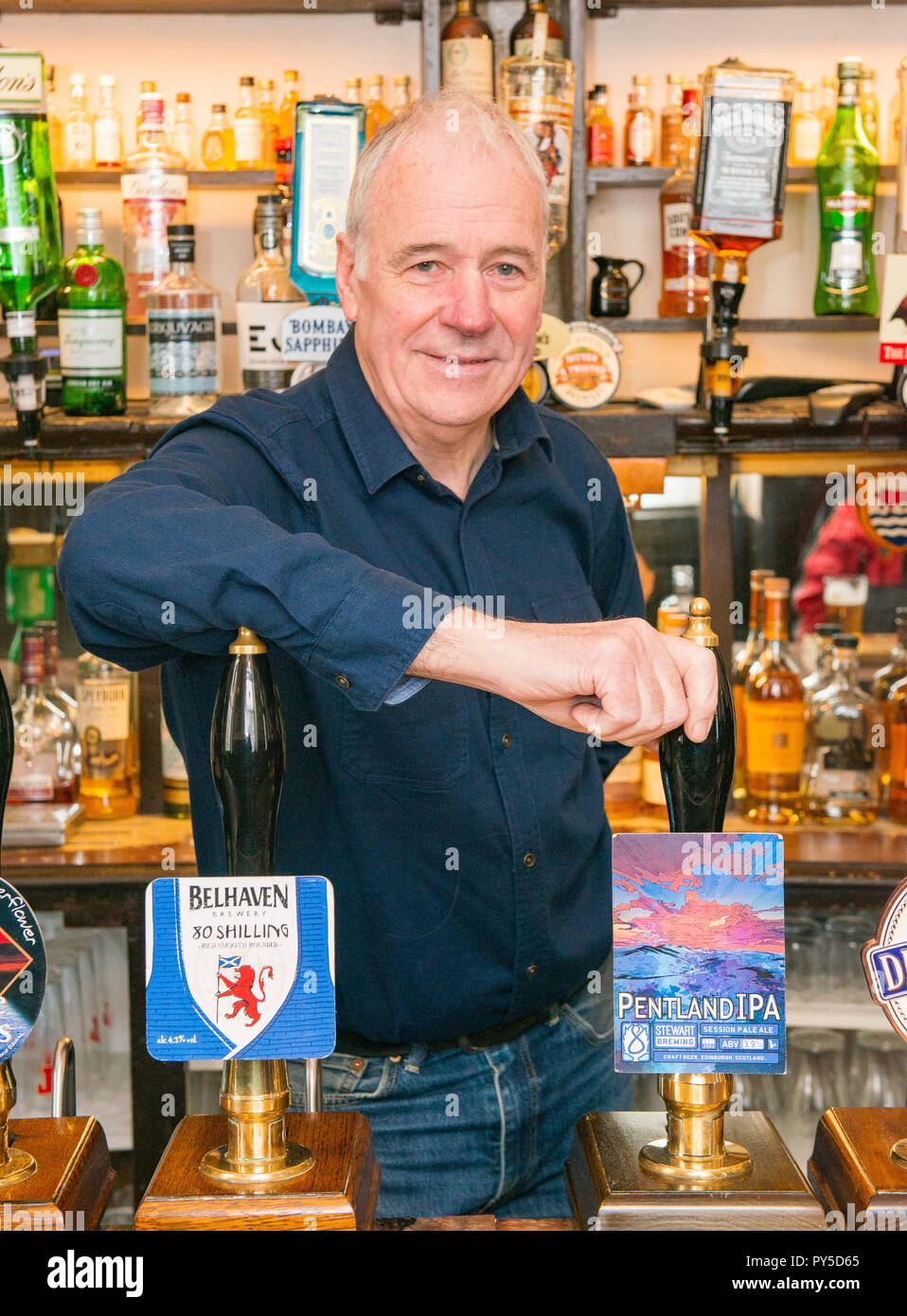 Harry Cullen il locatore della Oxford Bar su giovani St (Rebus luogo) è la vendita di fino e il barista Kirsty spera di poter acquistare il posto. Foto Stock