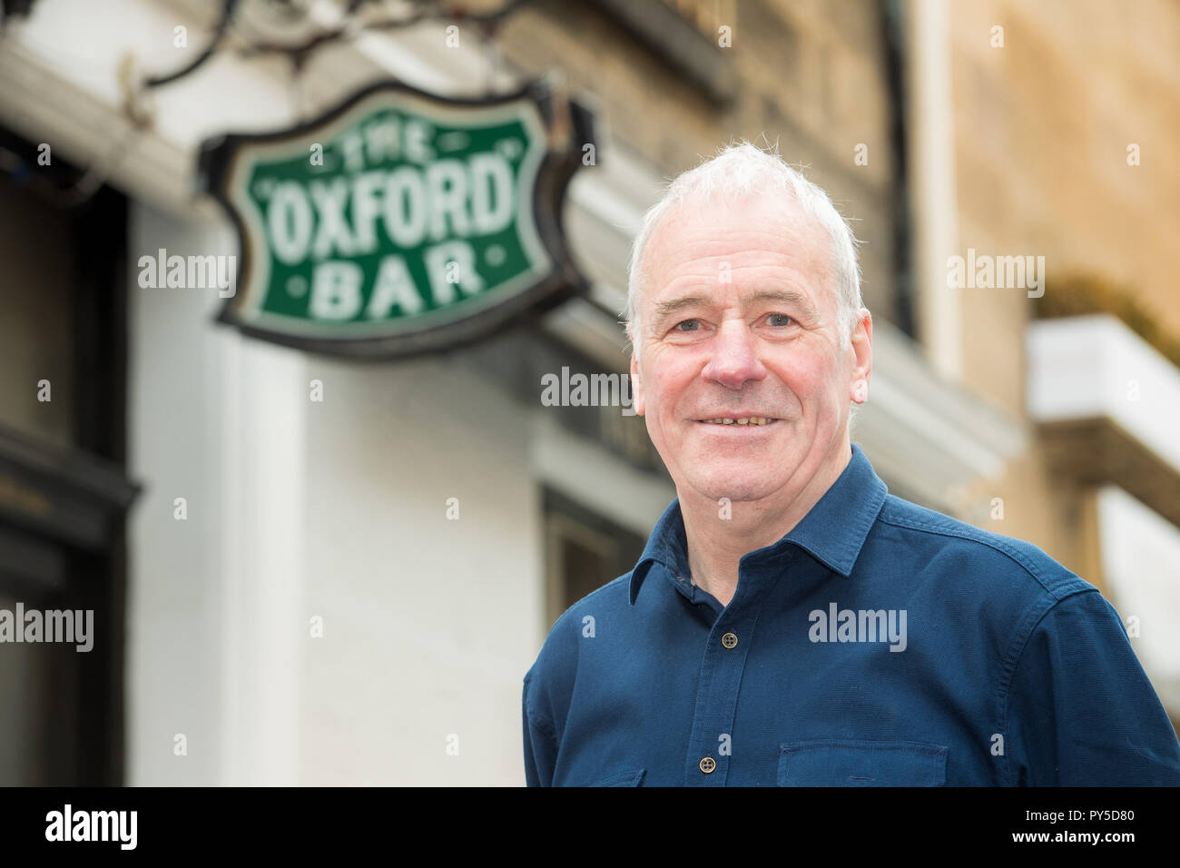 Harry Cullen il locatore della Oxford Bar su giovani St (Rebus luogo) è la vendita di fino e il barista Kirsty spera di poter acquistare il posto. Foto Stock