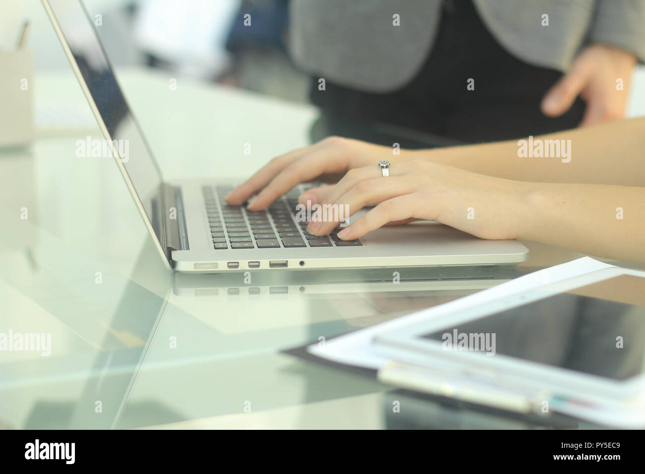 Closeup donna d'affari digitando su un laptop. Persone e tecnologia Foto Stock