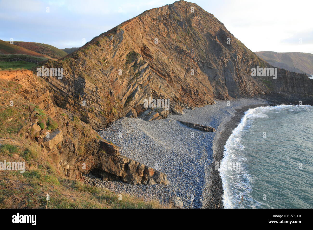 Spiaggia sassosa, a sud di Hartland Quay,North Devon, Inghilterra, Regno Unito Foto Stock