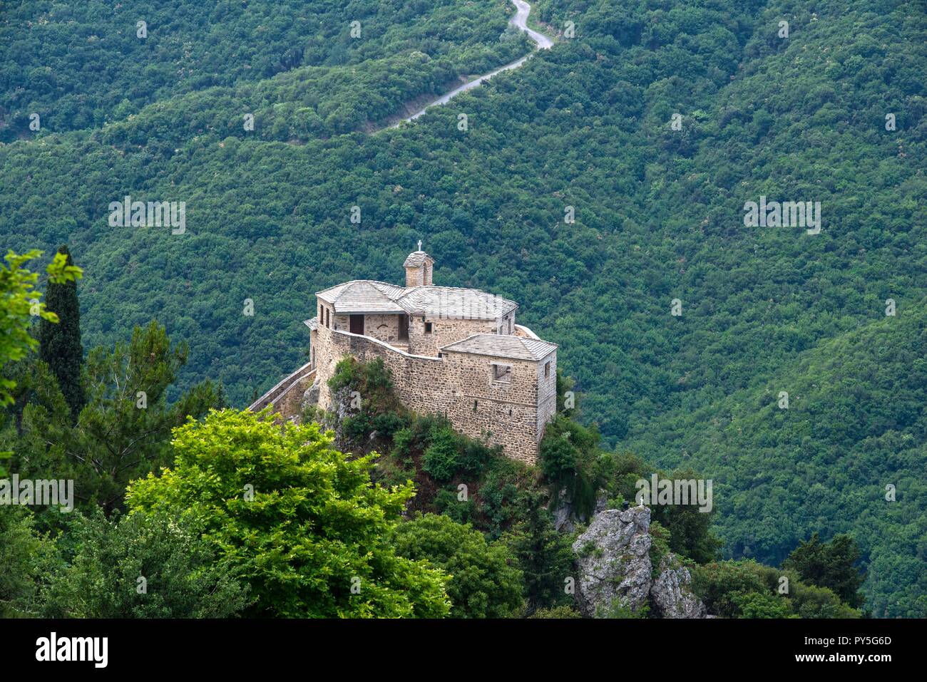 La Grecia. Monastero ayiou meva sopra il viillage kokkinolitapi vicino al confine con la macedonia Foto Stock