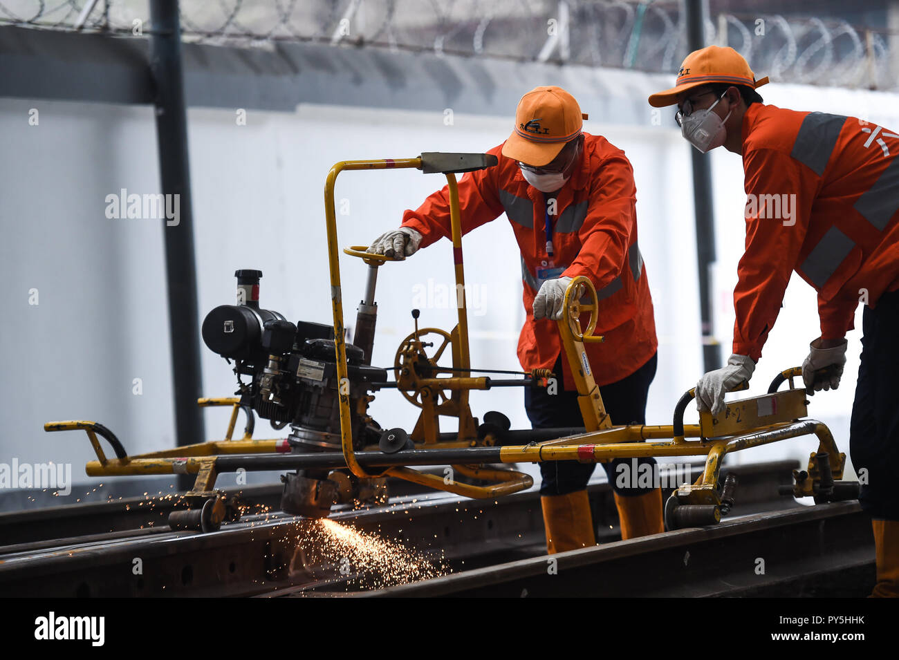 Di Liupanshui, della Cina di Guizhou. 25 ott 2018. Due concorrenti brunire rail durante un concorso di specialità in Liupanshui, a sud-ovest della Cina di Guizhou, 25 ottobre 2018. Un totale di 30 i lavoratori del settore ferroviario hanno partecipato al concorso. Credito: Tao Liang/Xinhua/Alamy Live News Foto Stock