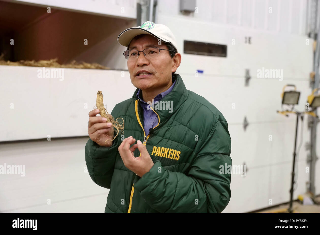 Wisconsin, USA. 22 ottobre, 2018. Jiang Mingtao, fondatore della Maratona internazionale di Ginseng Inc., parla durante una intervista esclusiva con Xinhua nella contea di maratona del Wisconsin stato, gli Stati Uniti, il 22 ottobre, 2018. Il Ginseng prodotti dagli Stati Uniti è stato del Wisconsin sarà sul display in corrispondenza del primo China International Import Expo (CIIE) che si terrà a Shanghai nei primi giorni di novembre. Per andare con il ginseng Wisconsin i produttori sperano di toccare crescente mercato cinese all'Int'l Expo di importazione. Credito: Wang Ping/Xinhua/Alamy Live News Foto Stock