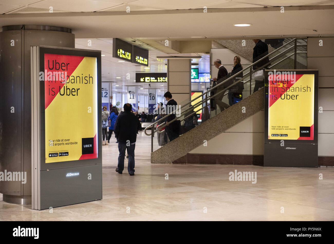 Ottobre 18, 2018 - Madrid, Spagna - i passeggeri sono vedere a piedi passato l'autostop company Uber annuncio nella Madrid Barajas Terminal 2. (Credito Immagine: © Miguel Candela/SOPA immagini via ZUMA filo) Foto Stock