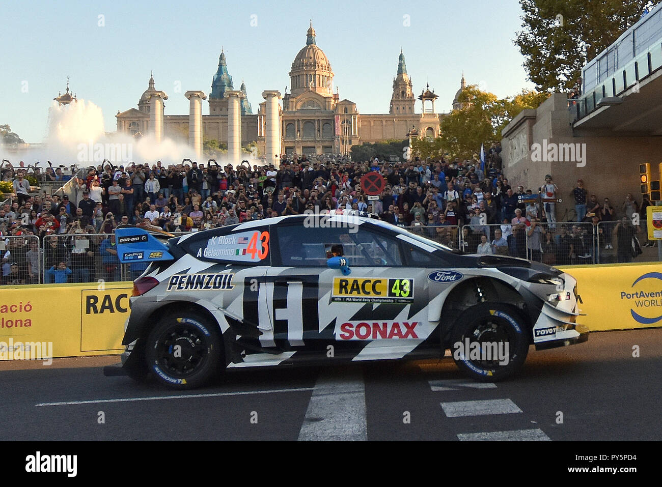 Barcelona, Barcelona, Spagna. 25 ott 2018. La Ford Fiesta WCR del driver di Ken Block e Alex Gelsomino visto all'asfalto tappa a Barcellona durante la RACC Catalunya Costa Daurada Rally. Credito: Ramon Costa/SOPA Immagini/ZUMA filo/Alamy Live News Foto Stock