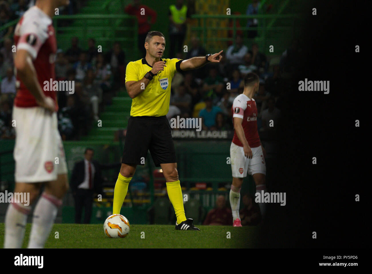 Lisbona, Portogallo. Ottobre 25, 2018. Lisbona, Portogallo. Arbitro del gioco dalla Slovenia, Damir Skomina, in azione durante il gioco della UEFA Europa League, Gruppo E, Sporting CP vs Arsenal FC Credito: Alexandre Sousa/Alamy Live News Foto Stock