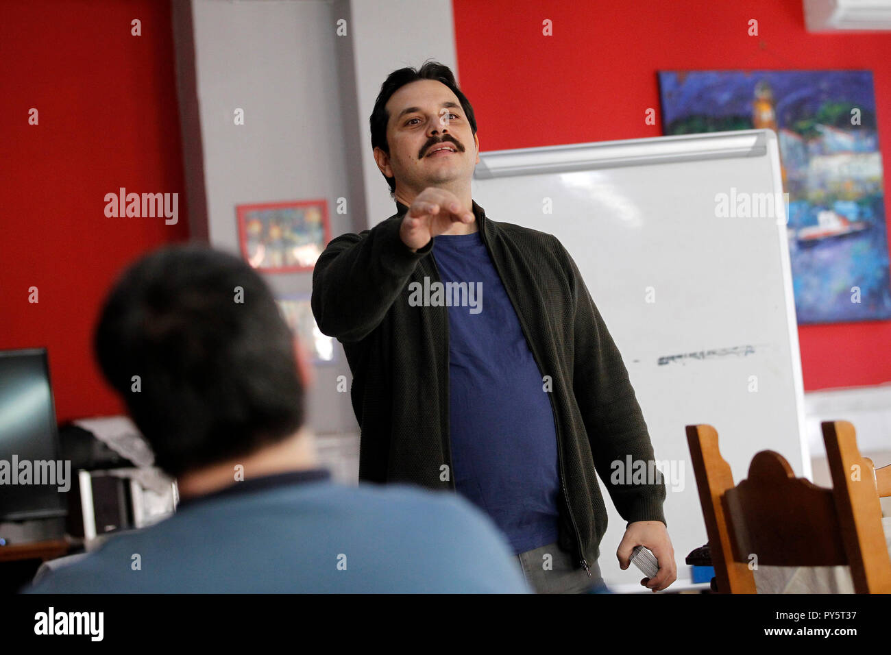 (181026) - Atene, 26 ottobre, 2018 (Xinhua) -- l'attore del Seveneleven Theatre Company, Notis Paraskevopoulos(R) è visto preparare una recita teatrale con persone anziane con demenza in Atene, 25 ottobre 2018. Canzoni, risate, spettacoli teatrali e di un gruppo di persone anziane persone sorridenti e divertirsi -- non si tratta di una tipica immagine di vita quotidiana in una casa di cura. Ma è di volta in volta ripetuto in dieci unità geriatrica tra Atene e i suoi sobborghi. Per andare con funzione: Atene' nursing homes benvenuti attori greco(Xinhua/Marios Lolos) (yk) Foto Stock