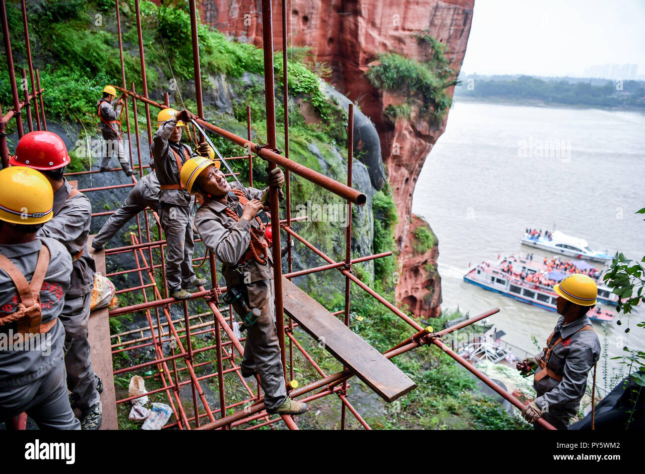 Chengdu, cinese della provincia di Sichuan. Xix oct, 2018. Installare i lavoratori di ponteggi per il lavoro di esame di Leshan il Buddha gigante di Leshan City, a sud-ovest della Cina di provincia di Sichuan, Ottobre 19, 2018. L'esame di Leshan Buddha gigante è iniziato il 8 ottobre per la raccolta di dati per una migliore restauro. Credito: Zhang Chaoqun/Xinhua/Alamy Live News Foto Stock