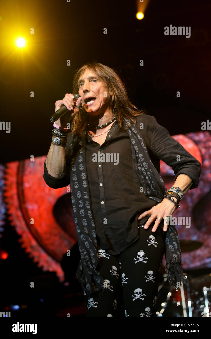 Huntington, New York, Stati Uniti d'America. 25 ottobre, 2018. Jeff Keith di Tesla esegue sul palco al Paramount su ottobre 25, 2018 a Huntington, New York. Credito: AKPhoto/Alamy Live News Foto Stock