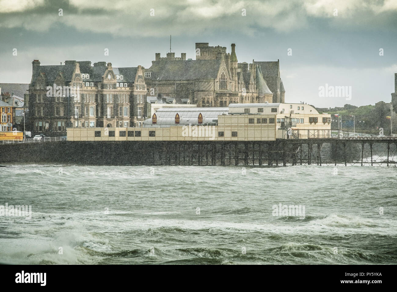Aberystwyth Wales UK, Venerdì 26 Ott 2018. Regno Unito: Meteo amaramente freddi venti del nord , portare pioggia e hailstines, soffiare su Aberystwyth pier il Cardigan Bay costa del Galles occidentale come il tempo diventa decisamente invernale Photo credit Keith Morris / Alamy Live News Foto Stock