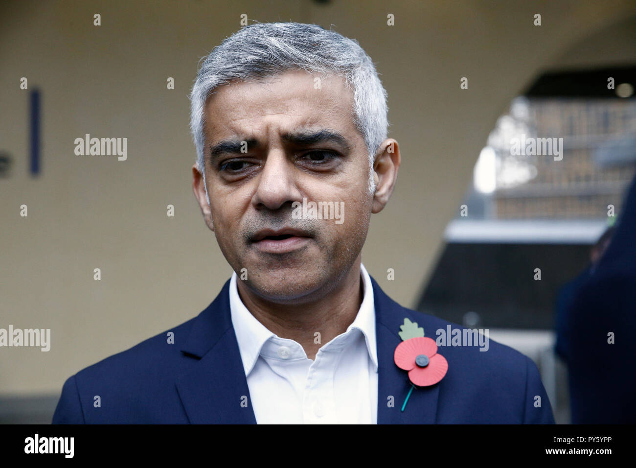 Bruxelles, Belgio. Ottobre 26th, 2018. Il sindaco di Londra Sadiq Khan parla ai giornalisti dopo un incontro con l Unione Europea il capo negoziatore Brexit Michel Barnier. Alexandros Michailidis/Alamy Live News Foto Stock