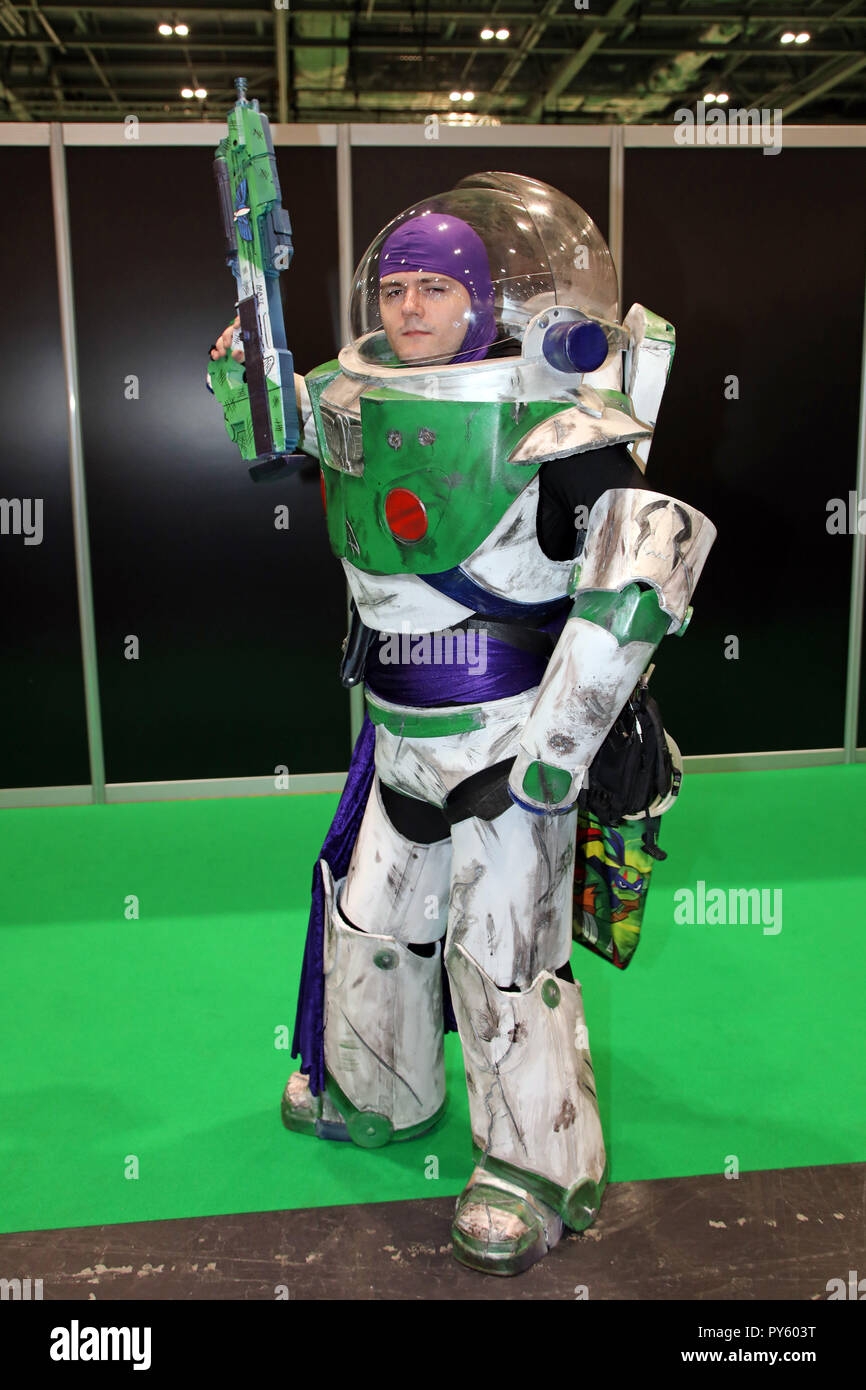 Londra, Regno Unito. Il 26 ottobre 2018. I partecipanti vestiti fino al primo giorno di MCM London Comic Con a Excel, London, Regno Unito - 26 Ott 2018 Credit: Paul Brown/Alamy Live News Foto Stock