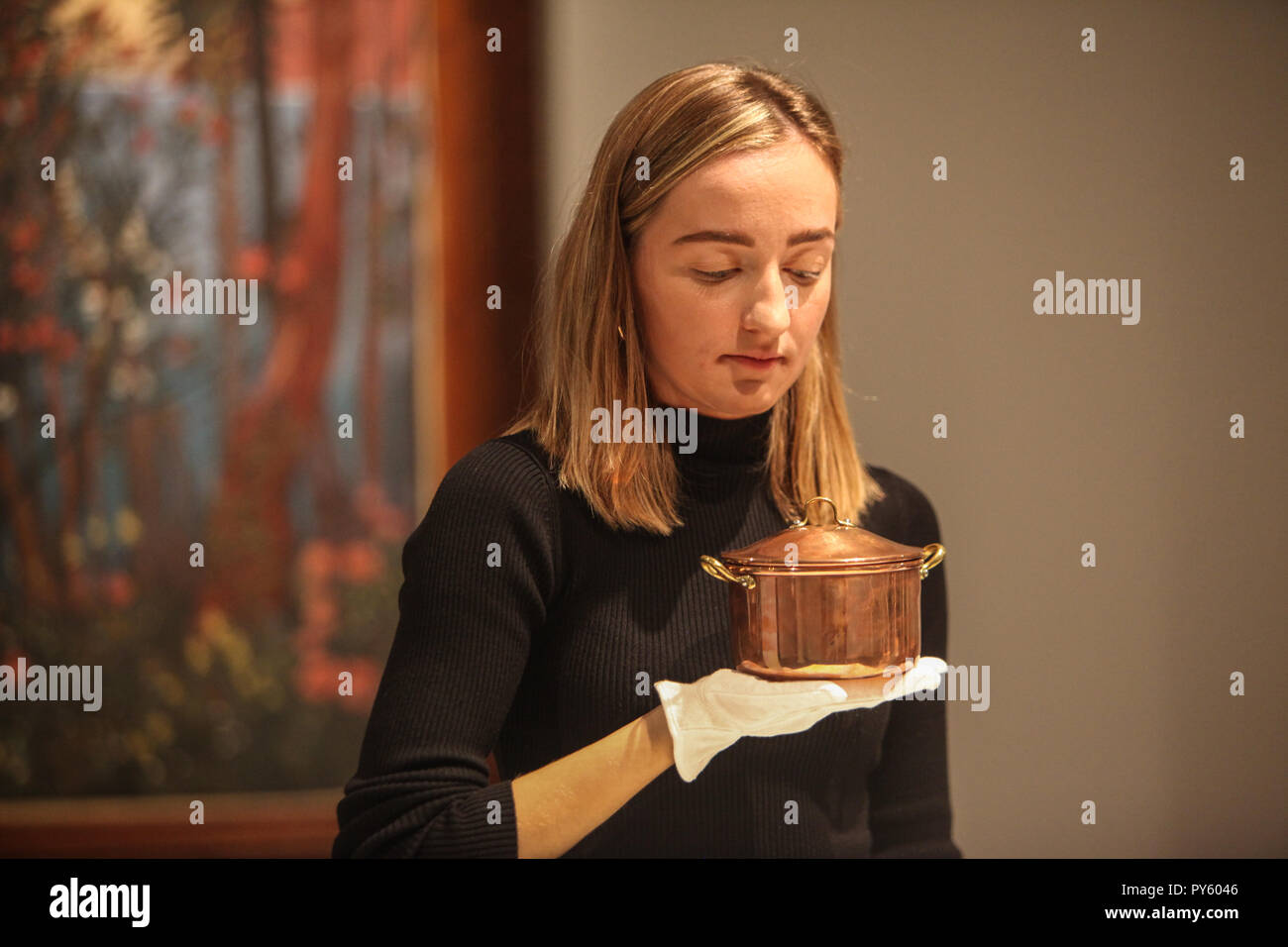 Londra REGNO UNITO 26 ottobre 2018 come parte di Sotheby's la proprietà dal paese Casa di Stanley J. Seeger e Christopher cono Fabergé rame pentola di cottura dal 1914, Credit: Paolo Quezada-Neiman/Alamy Live News Foto Stock