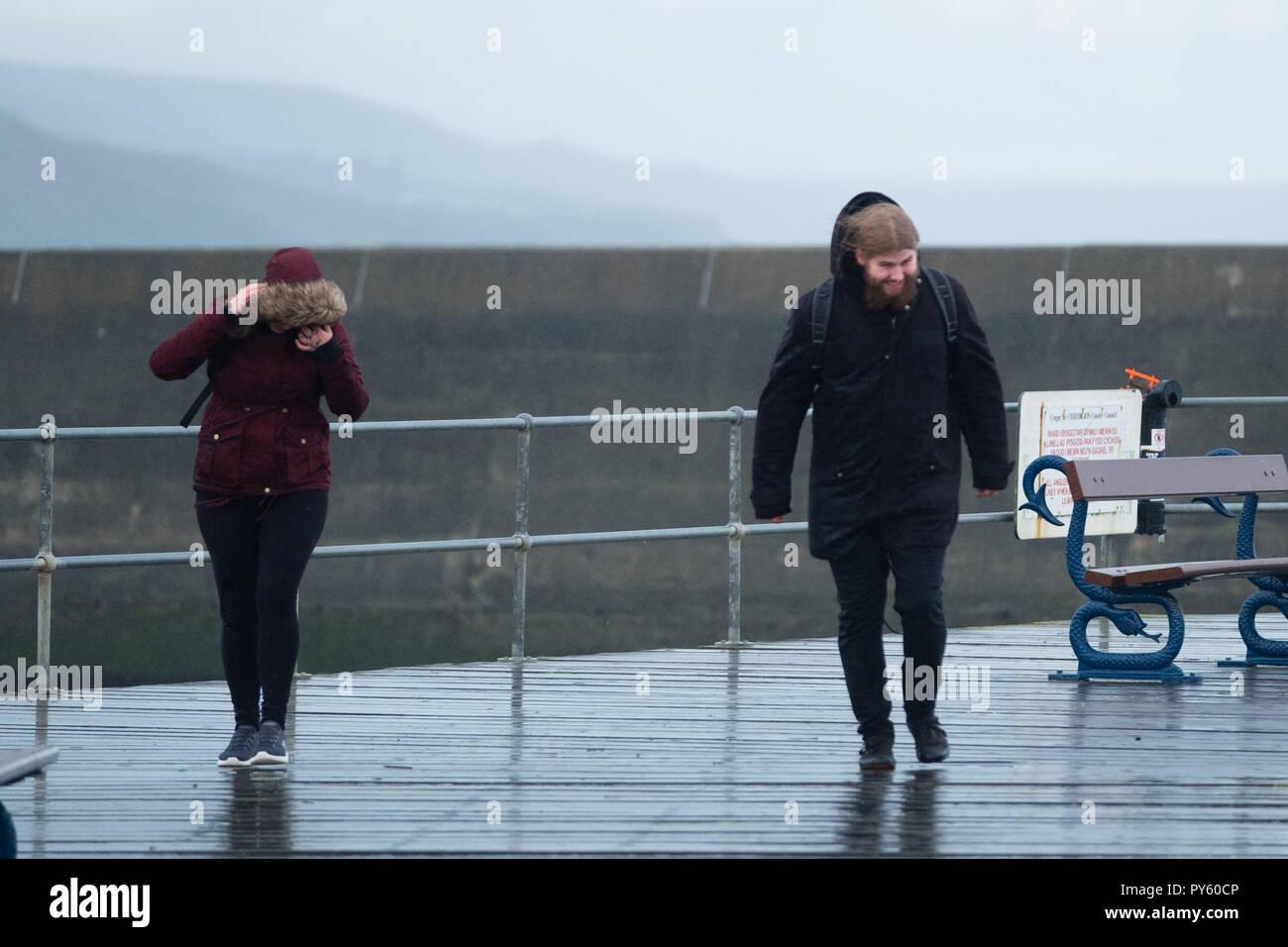 Aberystwyth Wales UK, Venerdì 26 Ott 2018. Regno Unito Meteo: un paio di passeggiata lungo il molo del porto come amaramente freddi venti del nord soffiano sul Aberystwyth su Cardigan Bay costa del Galles occidentale come il tempo diventa decisamente invernale Photo credit Keith Morris / Alamy Live News Foto Stock