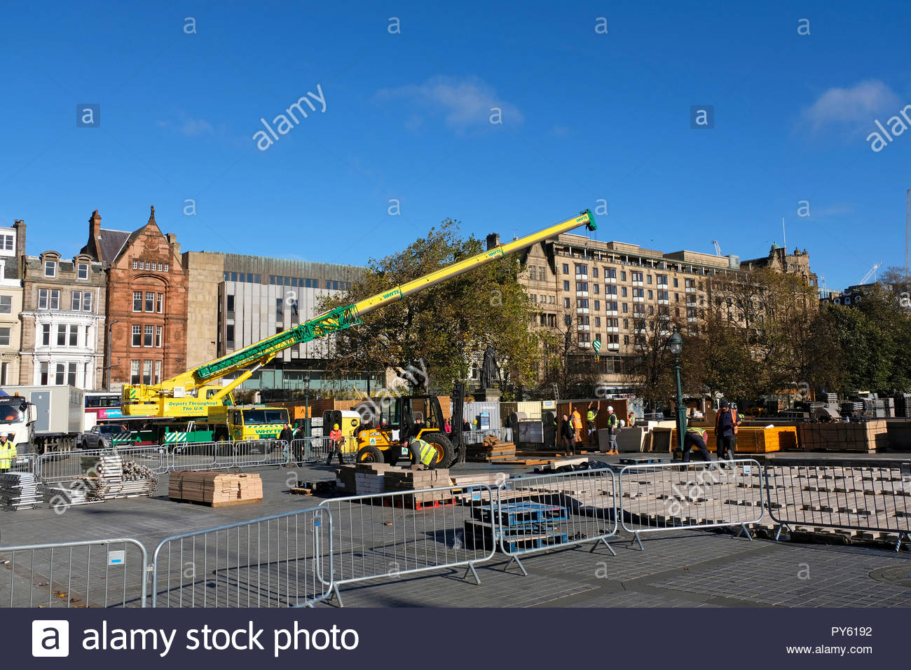 Edinburgh, Regno Unito. 26 ottobre, 2018. Il tumulo chiuso dietro barriere con operai e macchinari pesanti facendo i preparativi per le feste di Natale. Credito: Craig Brown/Alamy Live News. Foto Stock