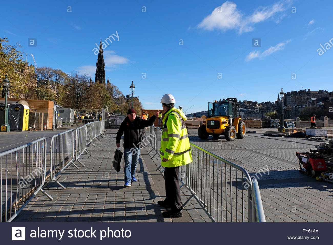 Edinburgh, Regno Unito. 26 ottobre, 2018. Il tumulo chiuso dietro barriere con operai e macchinari pesanti facendo i preparativi per le feste di Natale. Credito: Craig Brown/Alamy Live News. Foto Stock