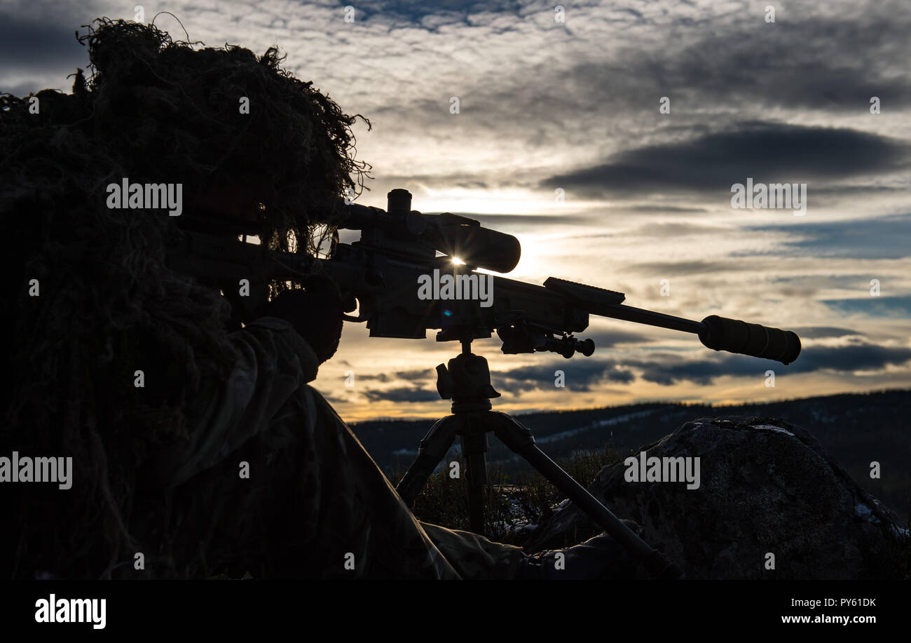 Rena, Norvegia. 23 Ott, 2018. Come parte di esercitazione Nato Trident frangente 2018, un British primo battaglione sniper, Royal Irish Regiment, si sta preparando a fuoco il suo fucile durante il cecchino comune di formazione. Credito: Sgt Marc-andré Gaudreault/JFC Brunssum/dpa - Achtung: Nur zur redaktionellen Verwendung und nur mit vollständiger Nennung des vorstehenden Crediti/dpa/Alamy Live News Foto Stock