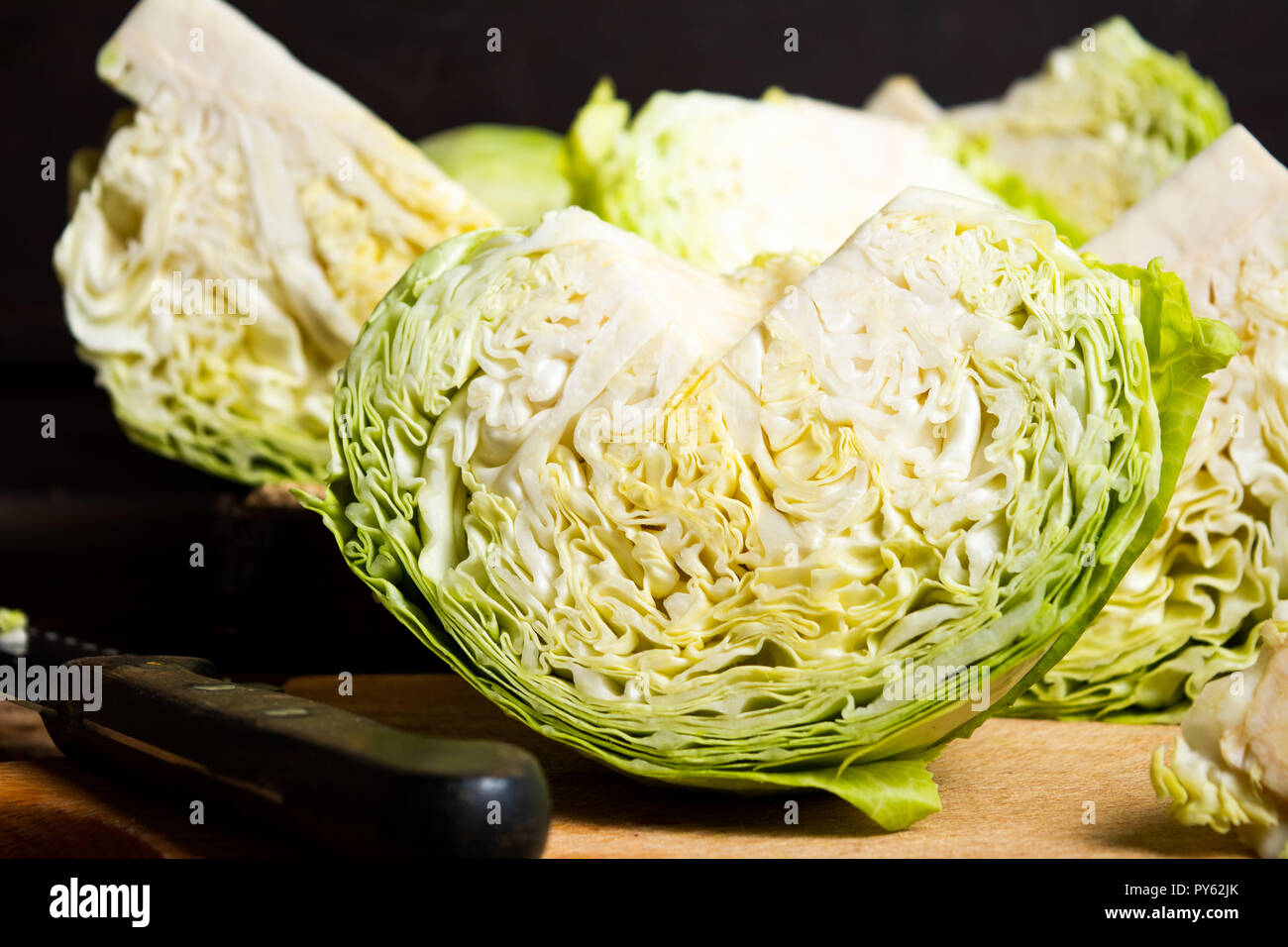 Tagliate a fette il cavolo crudo su una tavola di legno Foto Stock