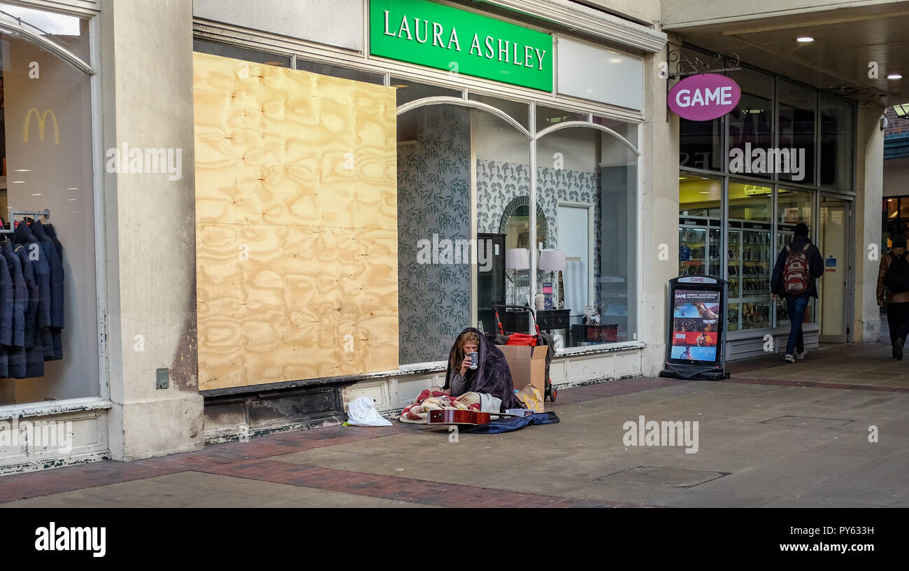 Worthing West Sussex viste & negozi al dettaglio - Laura Ashley negozio di moda con intavolato finestra e uomo senza tetto esterno nella porta fotografia scattata da Foto Stock
