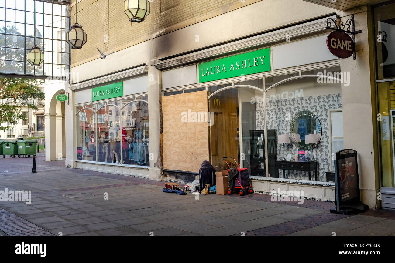 Worthing West Sussex viste & negozi al dettaglio - Laura Ashley negozio di moda con intavolato finestra e uomo senza tetto esterno nella porta fotografia scattata da Foto Stock