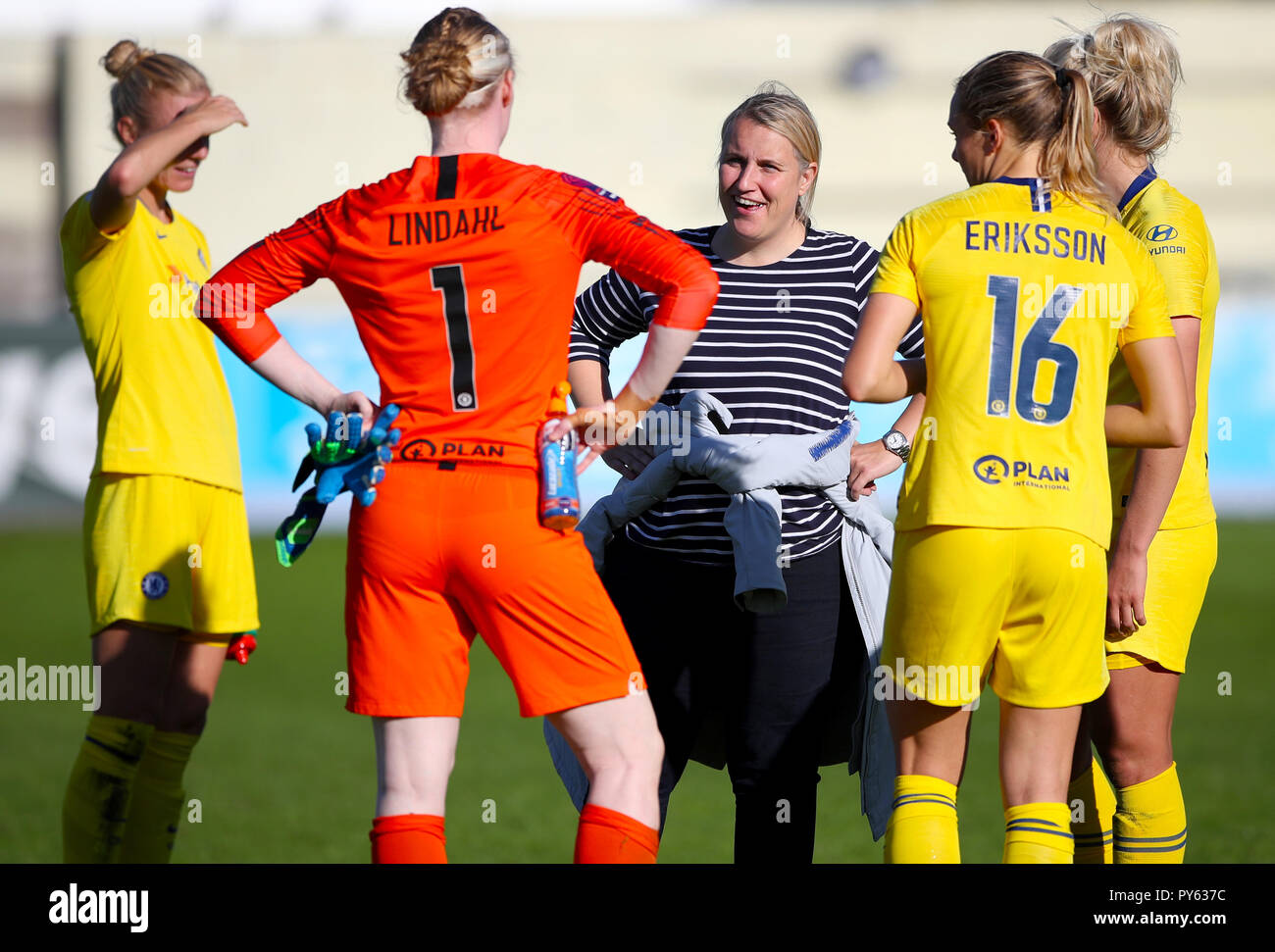 Chelsea Manager Emma Hayes colloqui con i suoi giocatori dopo 0.0 disegnare contro Birmingham City durante la donna Super League match alla tecnologia automatizzata Gruppo Stadium, Solihull. Foto Stock