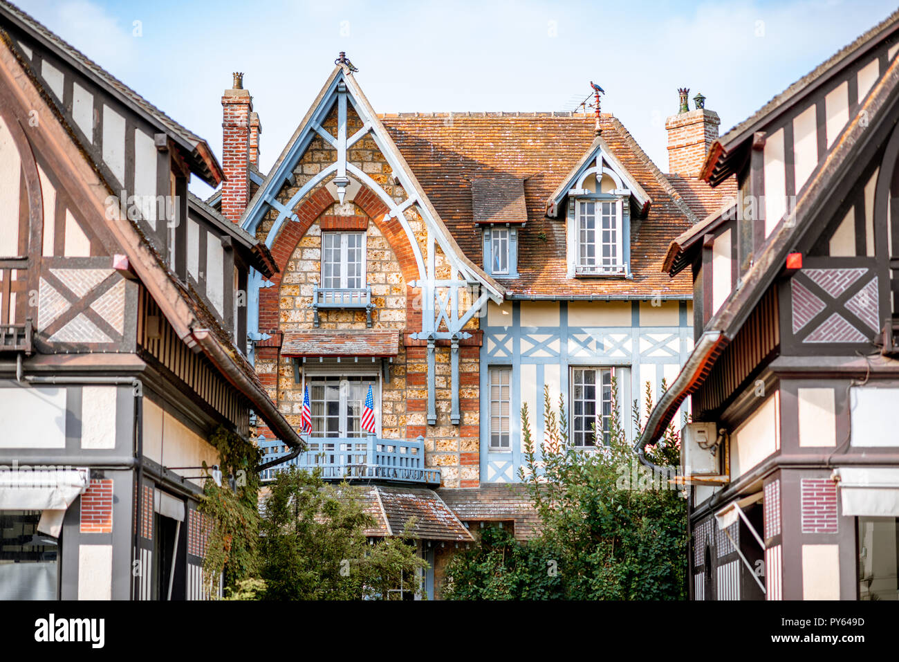 Street view con belle vecchie case nel centro della città di Deauville, famosa località francese in Normandia Foto Stock