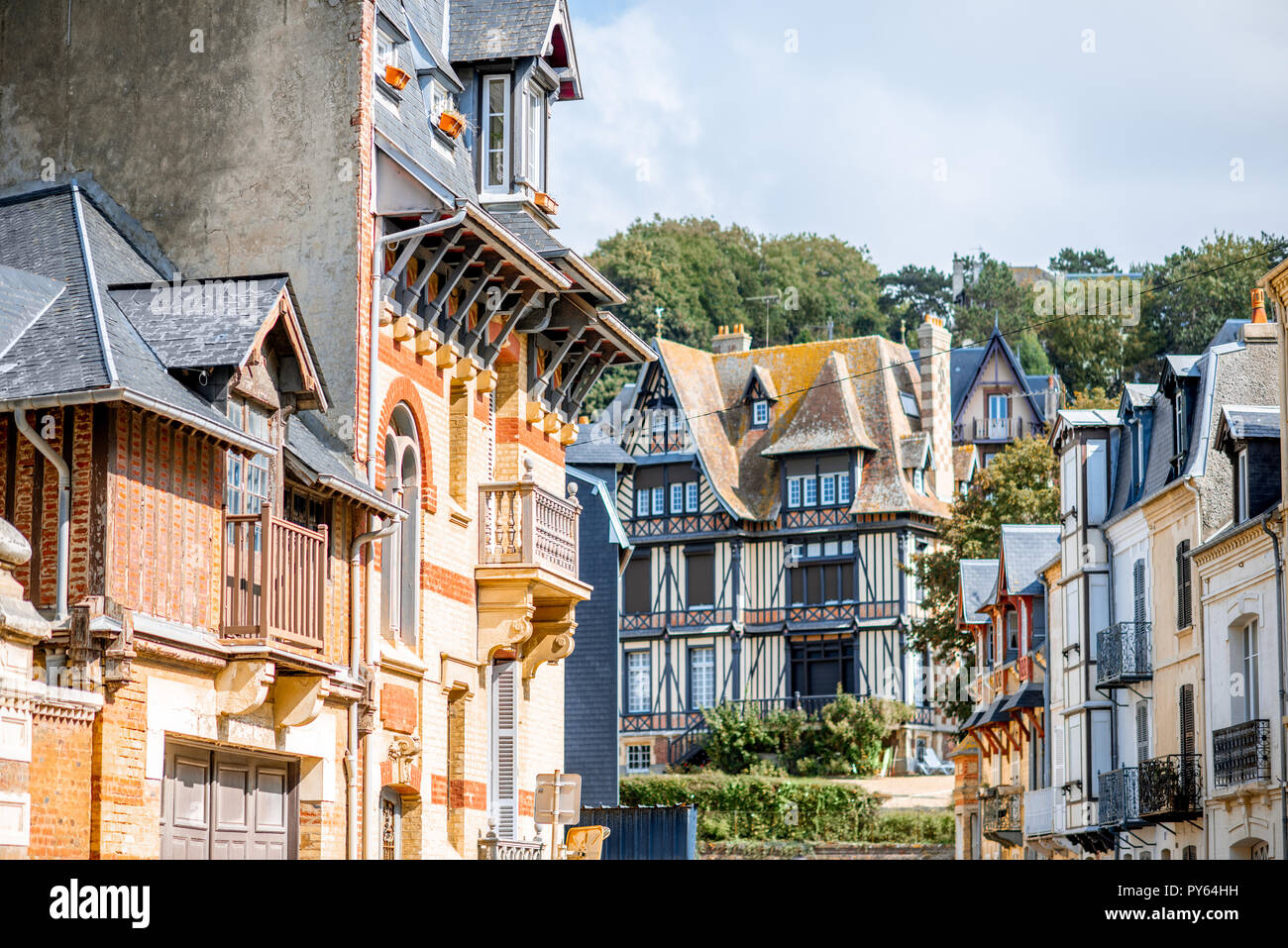 Edifici di lusso sulla costa di Trouville, famosa località francese in Normandia Foto Stock