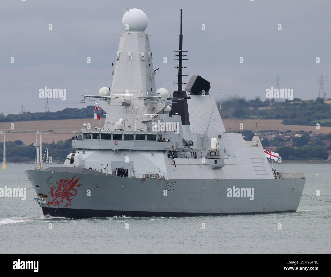 La Royal Navy tipo 45 cacciatorpediniere HMS Dragon vele dal suo homeport di Portsmouth, Regno Unito il 27 agosto 2018 Foto Stock