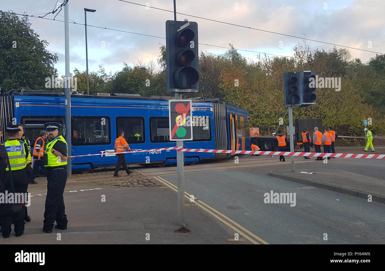 Servizi di emergenza presso la scena in Staniforth Road Sheffield dove un tram entra in collisione con un camion sul Supertram di Sheffield sistema. Foto Stock