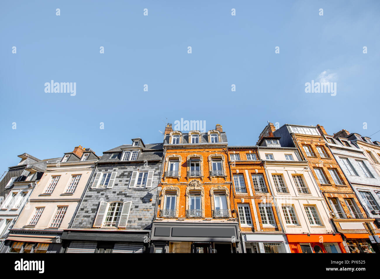 Belle facciate di antichi edifici nella piazza centrale di Honfleur, famosa cittadina francese in Normandia Foto Stock