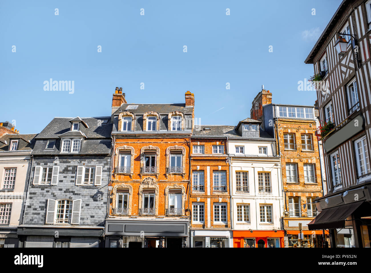 Belle facciate di antichi edifici nella piazza centrale di Honfleur, famosa cittadina francese in Normandia Foto Stock