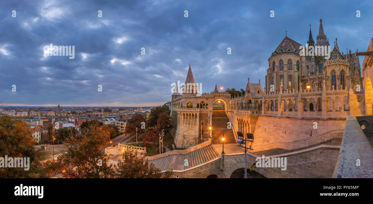 Budapest, Ungheria - Vista panoramica del famoso Bastione del Pescatore (Halaszbastya) con la Chiesa di Mattia (Matyas templom) al mattino con il clou Foto Stock