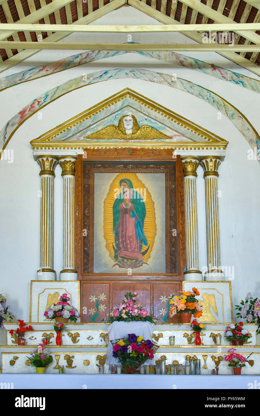 Altare maggiore in corrispondenza di Nuestra Senora de la chiesa di Guadalupe in El Triunfo nella Sierra de la Laguna, Central area del Capo, Baja California Sur, Messico Foto Stock